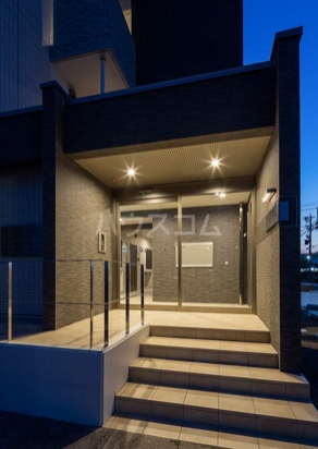 18/23 エントランス