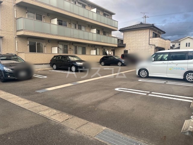 27/30 駐車場