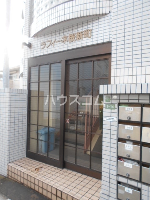 27/30 エントランス