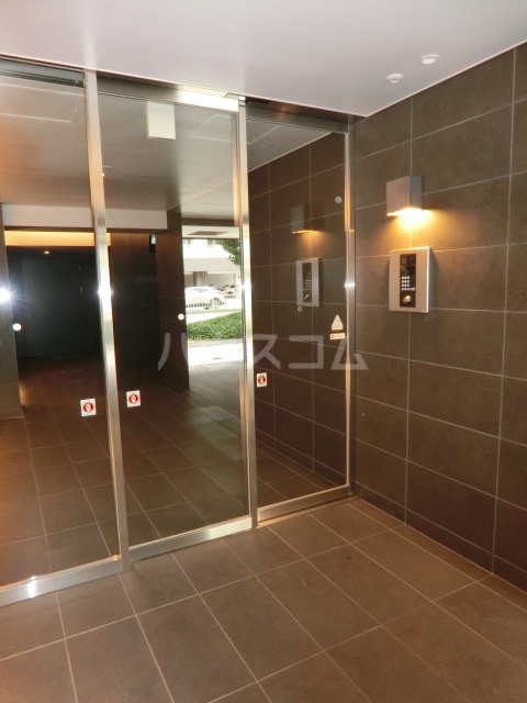 24/30 エントランス