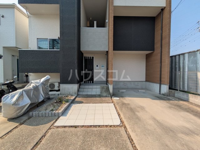 21/22 エントランス