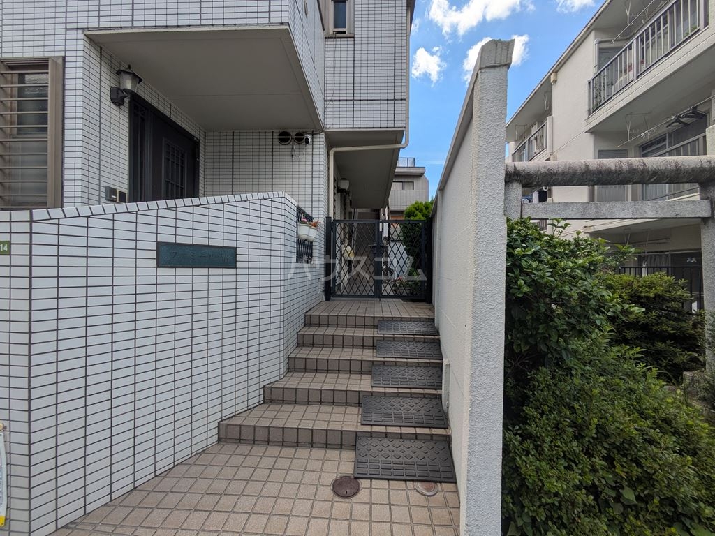 27/30 エントランス