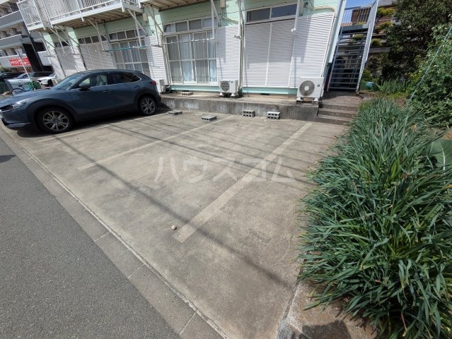 27/30 駐車場