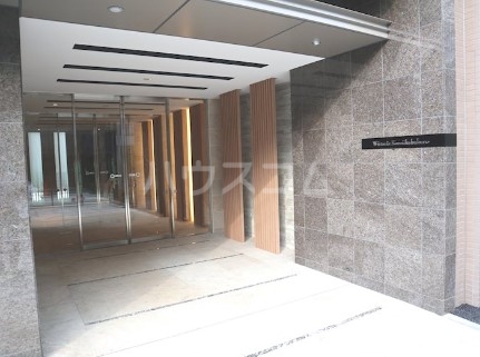 18/25 エントランス