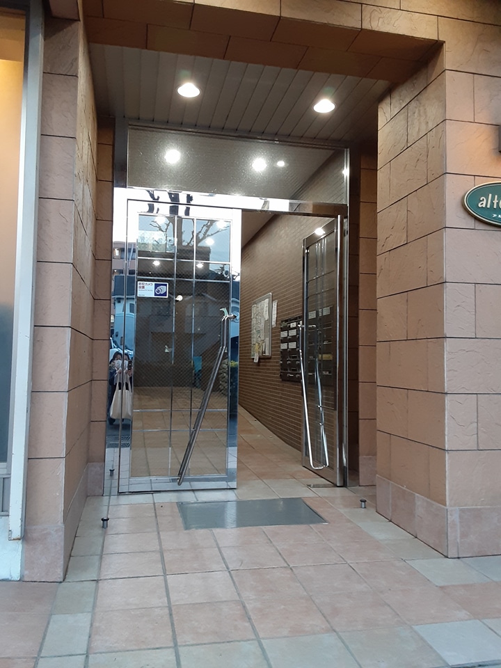 27/30 エントランス