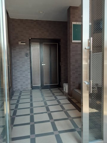 28/30 エントランス