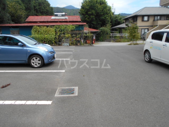 25/28 駐車場