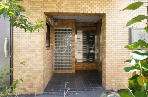 22/28 エントランス