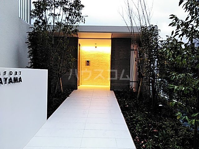 22/28 エントランス