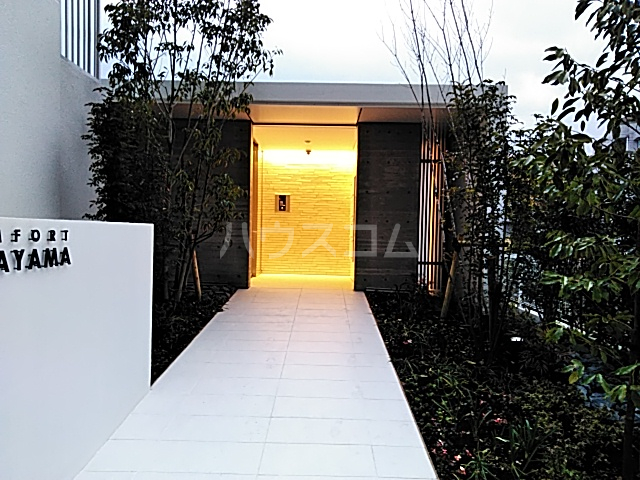 28/30 エントランス