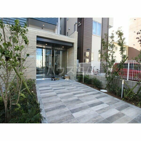 18/27 エントランス