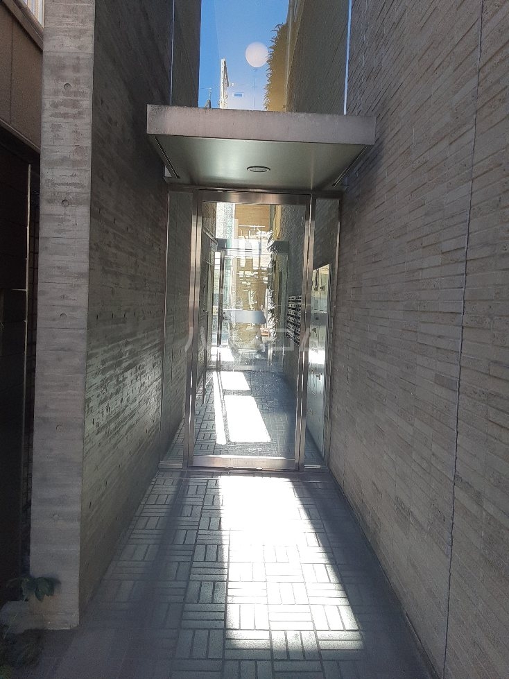 27/28 エントランス