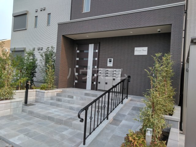 21/30 エントランス