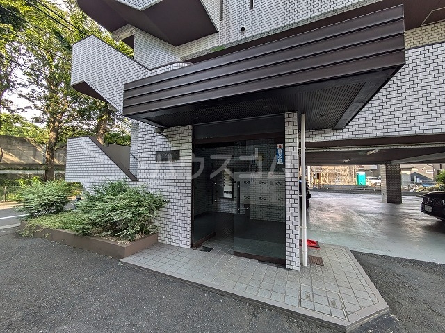 27/30 エントランス