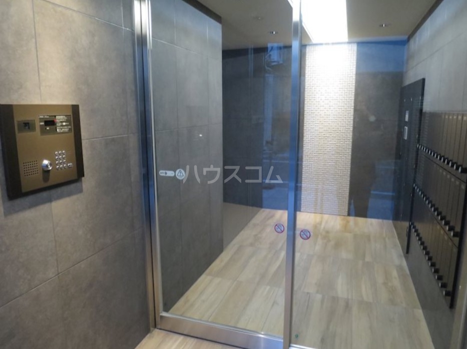 18/27 エントランス