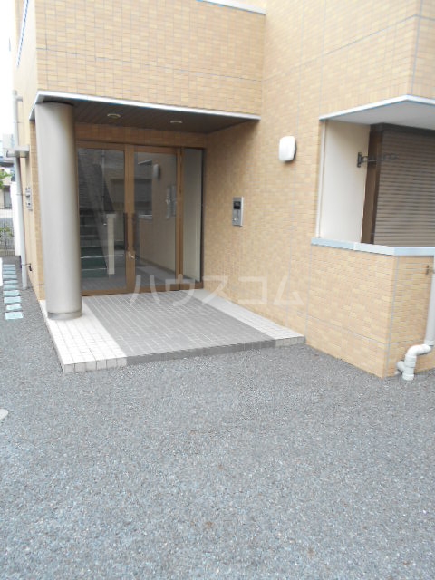 18/28 エントランス