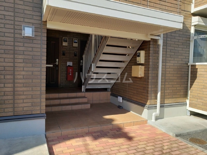 16/23 エントランス