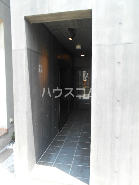 23/30 エントランス