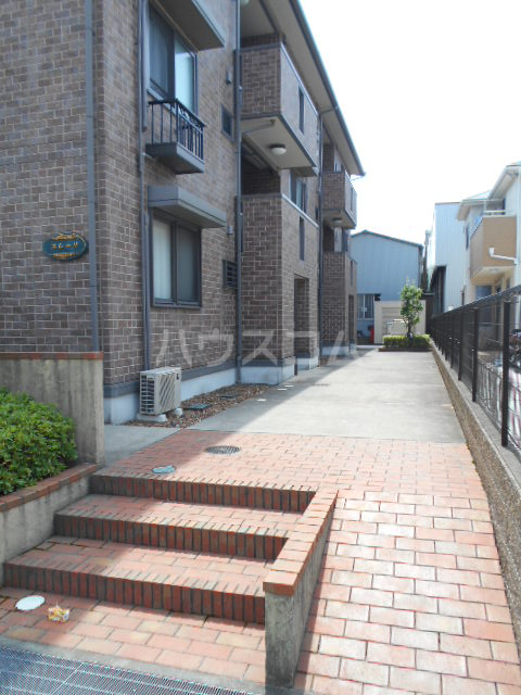 23/30 エントランス