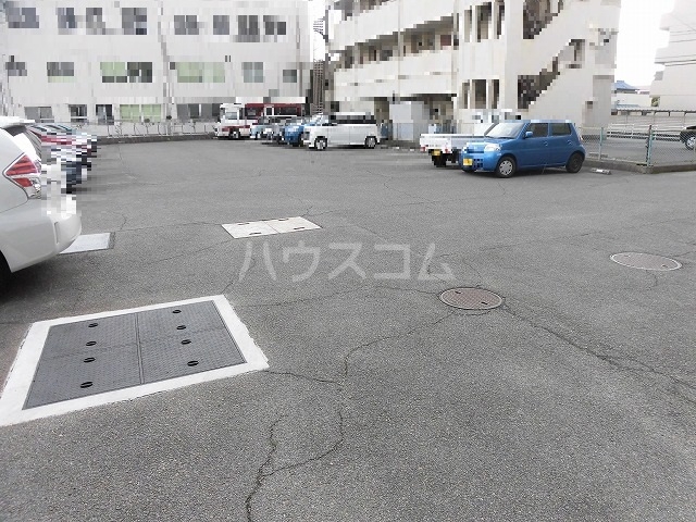 27/30 駐車場