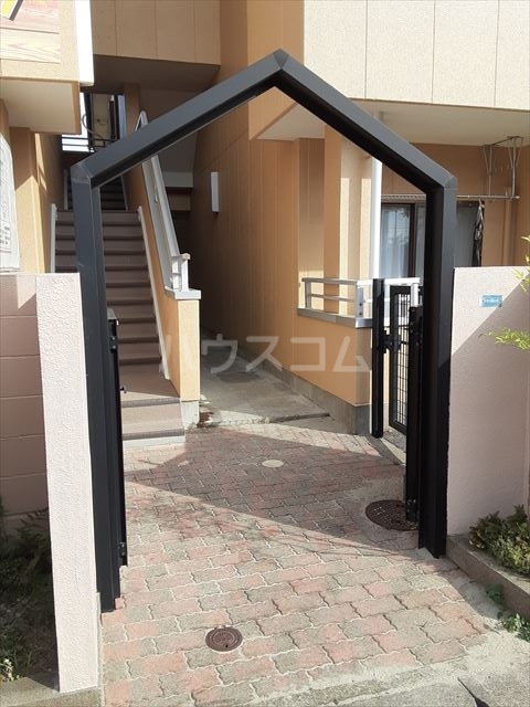 22/28 エントランス