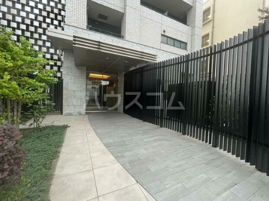 24/30 エントランス