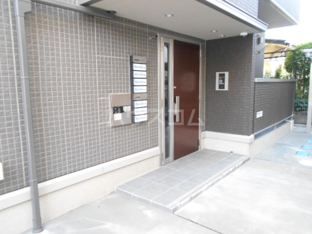 27/30 エントランス