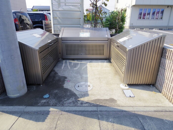 27/30 エントランス