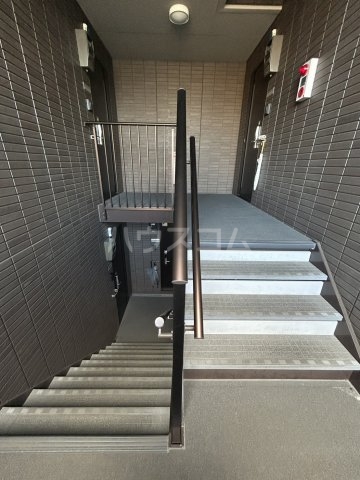 24/30 エントランス