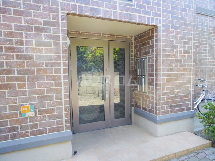 27/30 エントランス