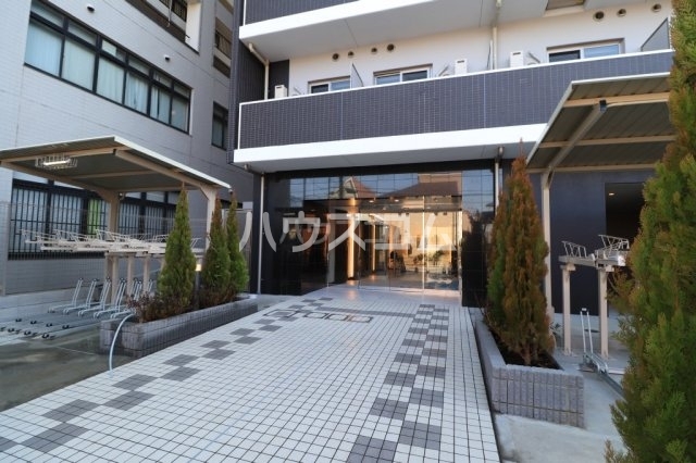 24/30 エントランス