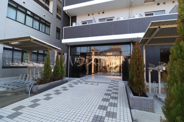 24/30 エントランス