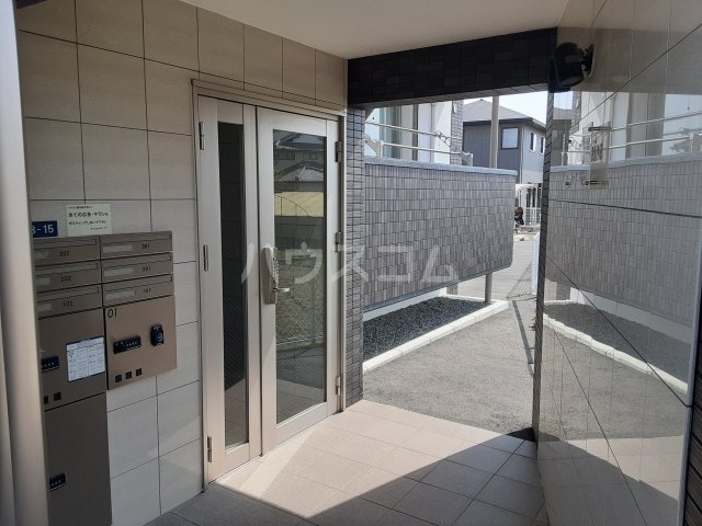 16/18 エントランス