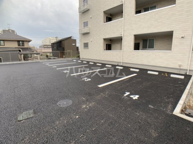 28/30 駐車場
