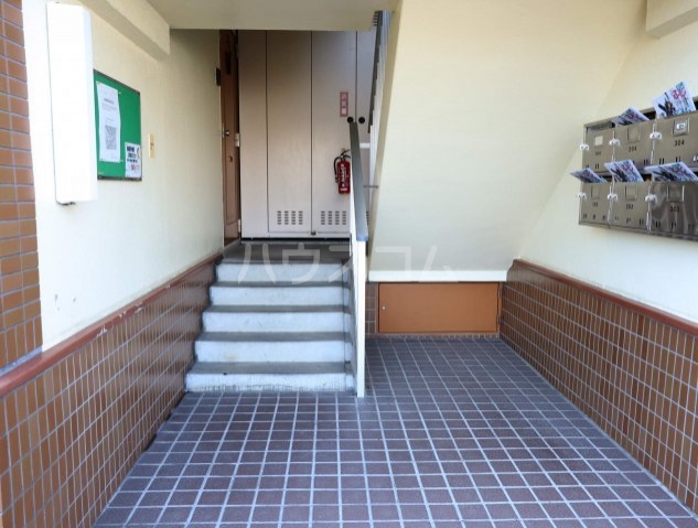 23/30 エントランス