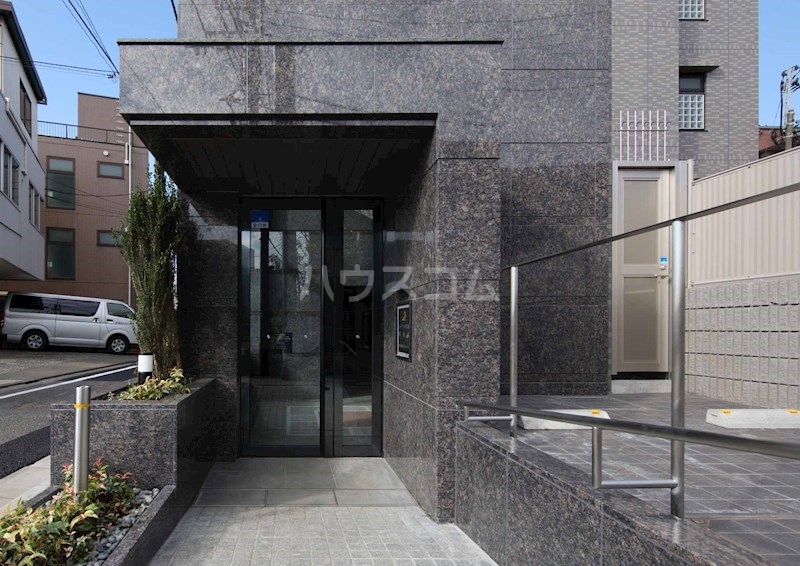 21/30 エントランス