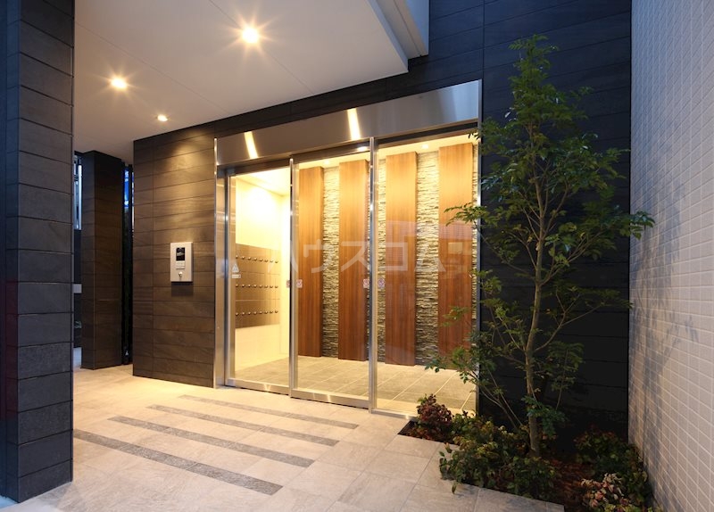 23/28 エントランス