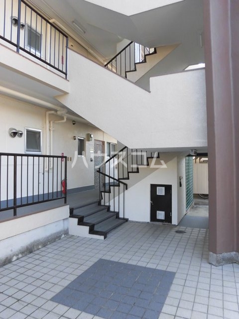 23/30 エントランス