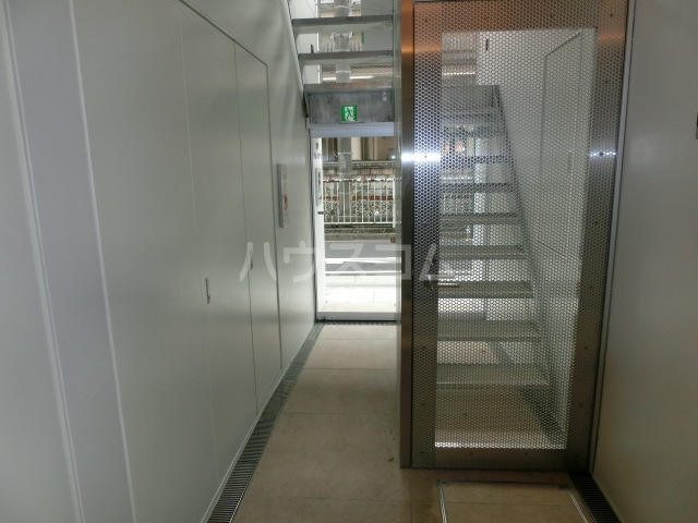 23/24 エントランス