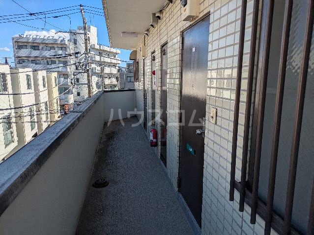 27/28 エントランス