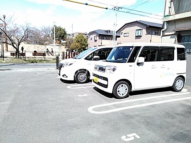 27/30 駐車場