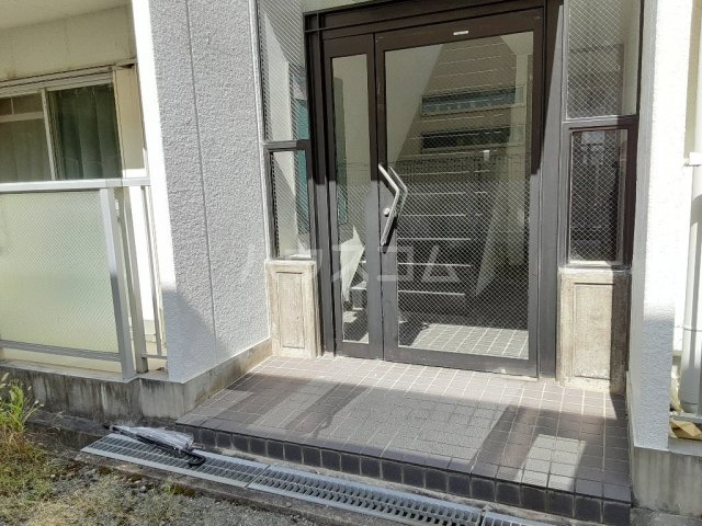 21/30 エントランス