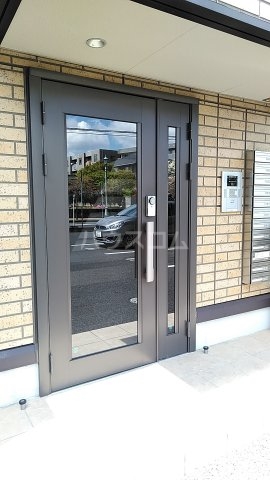 26/28 エントランス