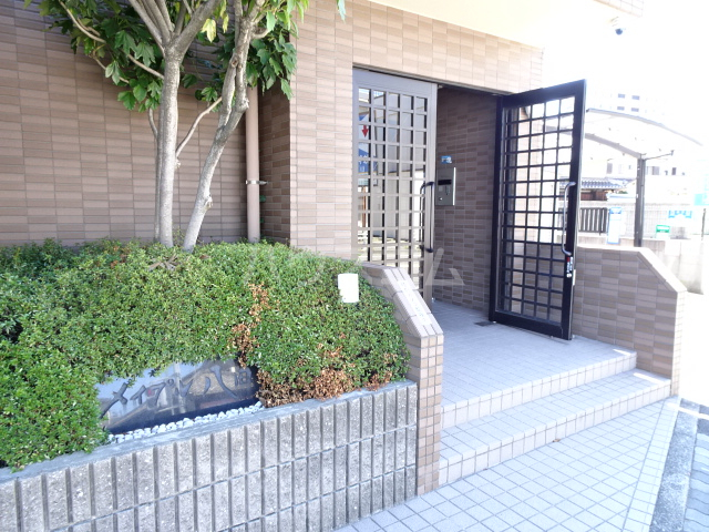 21/30 エントランス