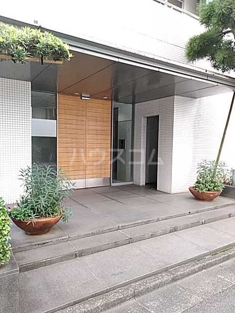 27/30 エントランス