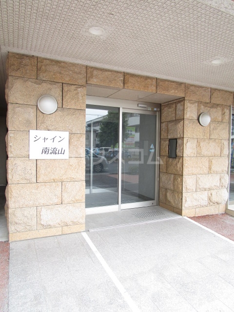 21/30 エントランス