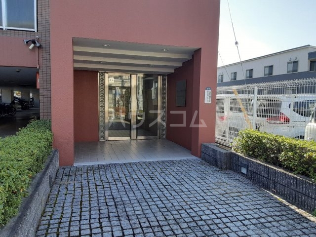 27/30 エントランス