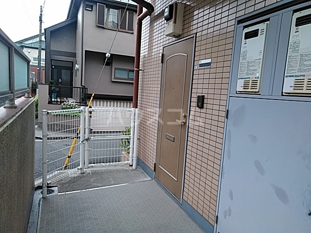 27/30 エントランス