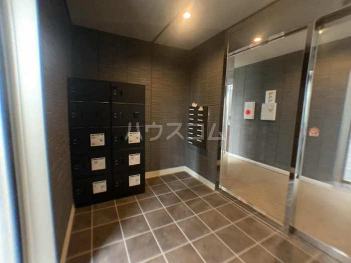 18/25 エントランス