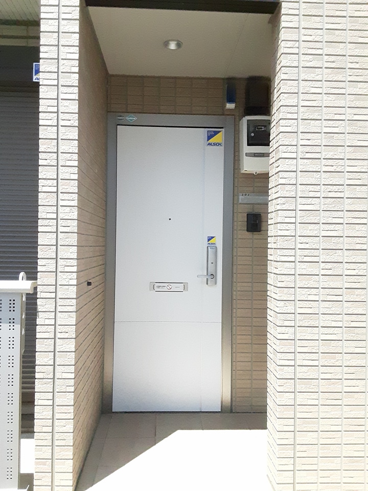 27/30 エントランス